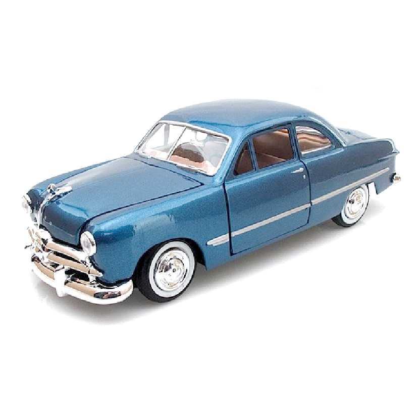 1949 Ford Coupe azul metálico marca Motormax escala 1/24