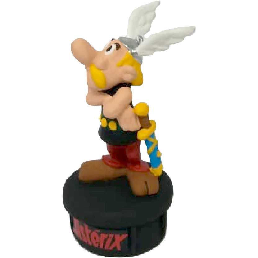 Asterix com braços cruzados