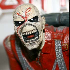 Boneco do Iron Maiden Mcfarlane Toys Brasil (aberto) Eddie The Trooper