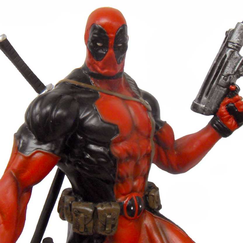 Deadpool com 2 metralhadoras - estátua em resina