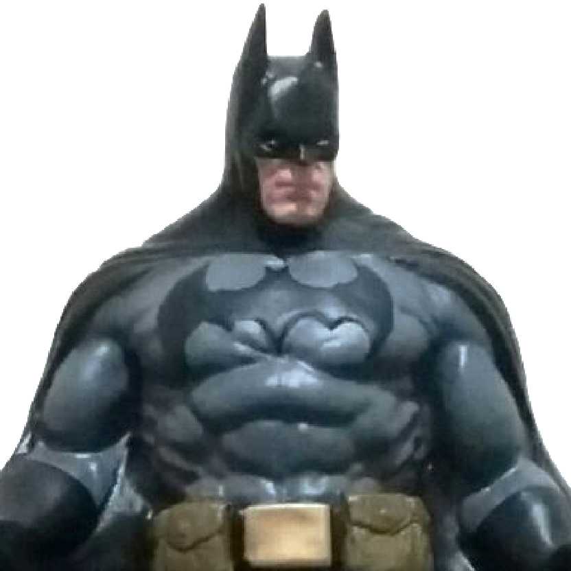 Estátua do Batman com capa aberta