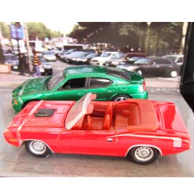 Greenlight GreenMachine Diorama NCIS Dodge Charger (2006) e Plymouth HEMI Cuda (1970)