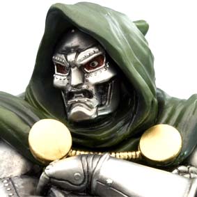 Kotobukiya Dr. Doom Fine Art Statue com 2 máscaras e base luminosa